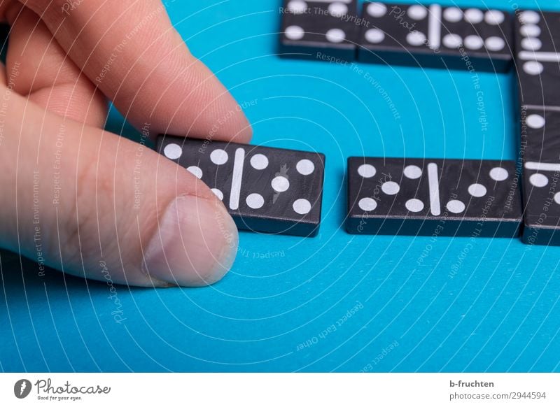 Zugehörigkeit Freude Glück Spielen Finger Spielzeug Ziffern & Zahlen berühren Bewegung festhalten Erfolg blau schwarz Partnerschaft Dominosteine zusammenpassen