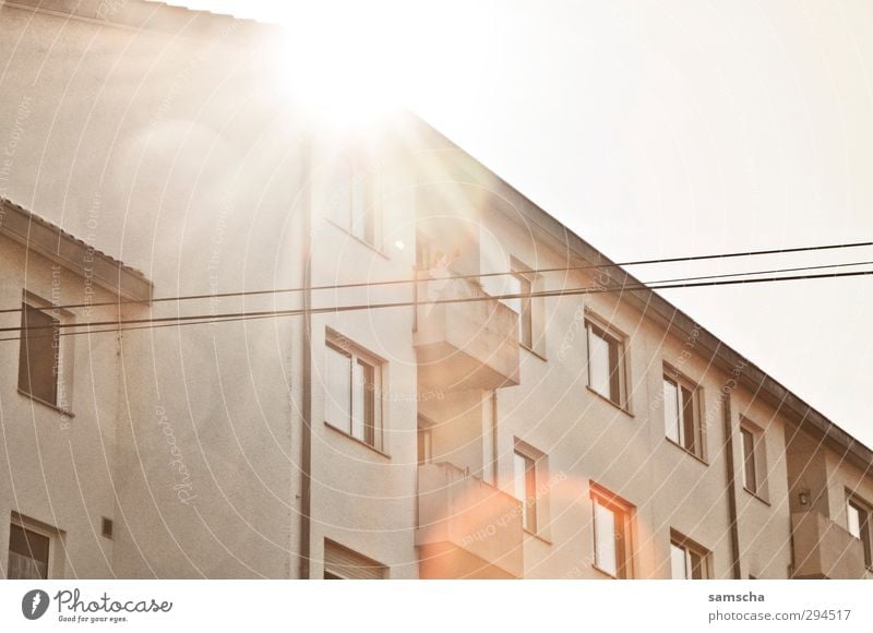 sommerlich Sommer Sonne Haus Umwelt Himmel Sonnenlicht Kleinstadt Stadt Fassade Balkon genießen schön Wärme Sommerurlaub Sommertag Sommerferien Sonnenstrahlen