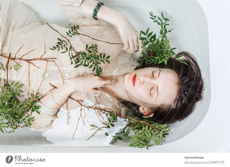 Weibchen in der Badewanne liegend mit Pistazienzweigen Kübel attraktiv Schwimmen & Baden schön Ast Körperpflege Kaukasier Frau Blume frisch Lifestyle natürlich