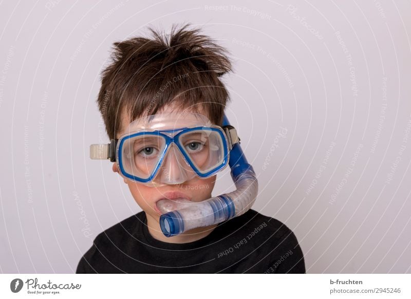 Kind mit Taucherbrille und Schnorchel Wassersport Schwimmen & Baden tauchen Gesicht 1 Mensch gebrauchen Spielen Sport Schnorcheln Tauchgerät Brille spaßig