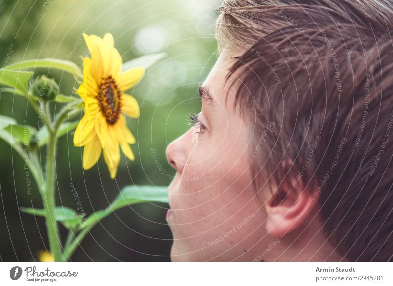 Naturverbunden Lifestyle Gesundheit Leben harmonisch Wohlgefühl Sinnesorgane ruhig Duft Ausflug Garten Mensch maskulin Junger Mann Jugendliche Kindheit Auge