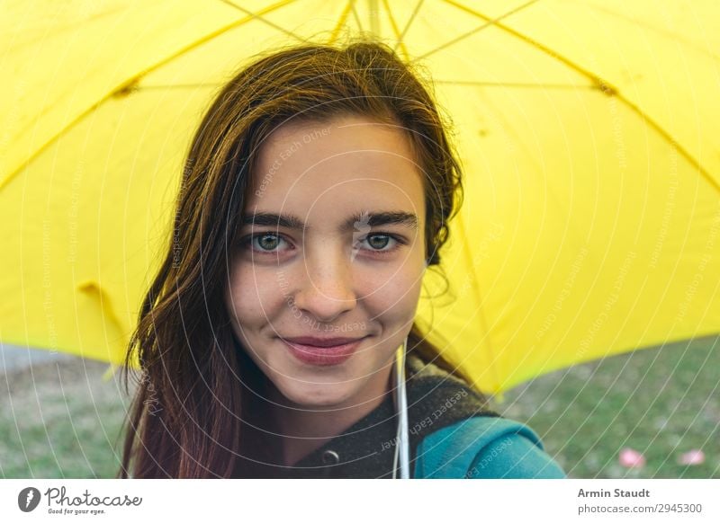 junge, lächelnde, selbstbewusste Frau mit gelben Regenschirm Lifestyle Freude Glück schön Zufriedenheit Erholung Ausflug Mensch feminin Junge Frau Jugendliche