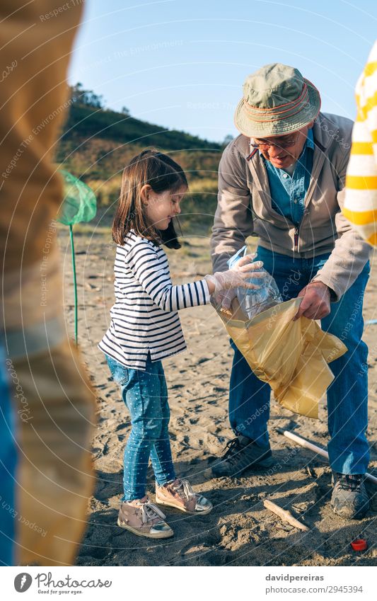 Freiwillige beim Putzen des Strandes Glück Kind Arbeit & Erwerbstätigkeit Mensch Frau Erwachsene Mann Großvater Familie & Verwandtschaft Umwelt Sand Hut