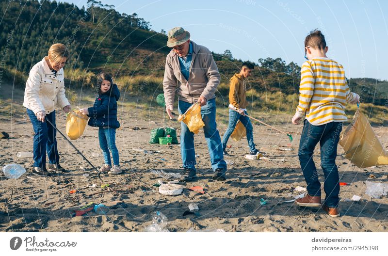 Freiwillige beim Putzen des Strandes Kind Arbeit & Erwerbstätigkeit Mensch Junge Frau Erwachsene Mann Familie & Verwandtschaft Menschengruppe Umwelt alt dreckig