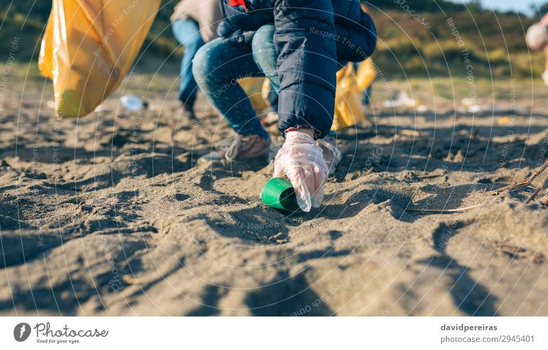 Kleines Mädchen putzt den Strand Kind Arbeit & Erwerbstätigkeit Mensch Frau Erwachsene Familie & Verwandtschaft Hand Menschengruppe Umwelt Sand Kunststoff