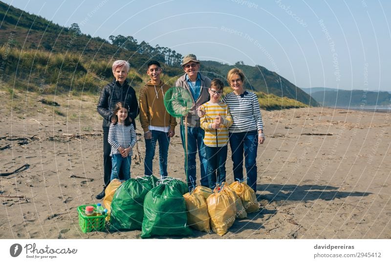 Freiwillige, die nach der Reinigung des Strandes posieren. Kind Mensch Junge Frau Erwachsene Mann Familie & Verwandtschaft Menschengruppe Umwelt alt Lächeln