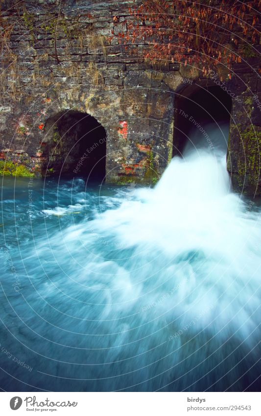Wasserkraft Erneuerbare Energie Wasserkraftwerk Fluss Wasserfall Mauer Wand Flüssigkeit frisch nachhaltig Originalität blau Kraft Leben Bewegung Geschwindigkeit