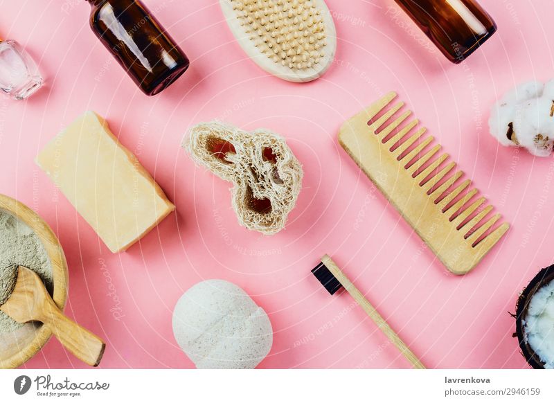 verschiedene abfallfreie Schönheits- und Badeprodukte Seife Gesichtspflege organisch umweltfreundlich Kamm Pastellton Bambus Beautyfotografie Bürste Ton Kokosöl
