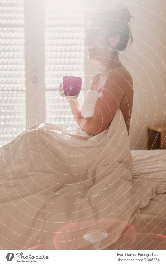 Frau im Bett bei einer Tasse Kaffee. Morgens Getränk Lifestyle Glück schön Körper Erholung Sonne Wohnung Haus Schlafzimmer feminin Junge Frau Jugendliche