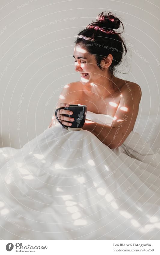 Frau im Bett bei einer Tasse Kaffee. Morgens Getränk Lifestyle Glück schön Körper Erholung Freizeit & Hobby Sonne Wohnung Haus Schlafzimmer feminin Junge Frau