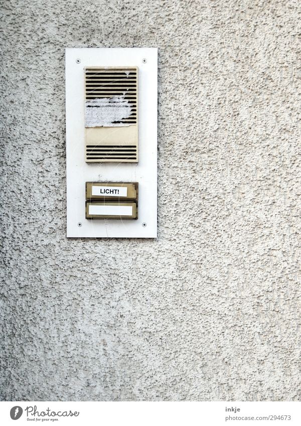 Und es werde Licht! | Lichtblicke Häusliches Leben Gegensprechanlage Technik & Technologie Lichtschalter Menschenleer Mauer Wand Fassade Namensschild Klingel