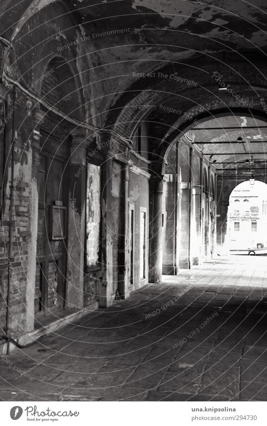 am ende Ferien & Urlaub & Reisen Venedig Stadt Ruine Tunnel Bauwerk Mauer Wand Arkaden alt dunkel rund Gefühle Schmerz Sehnsucht Einsamkeit Tod Verfall