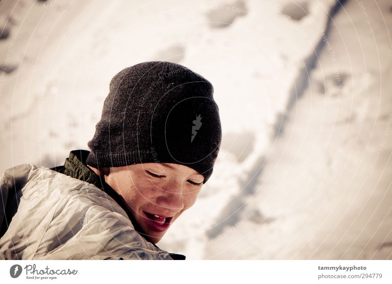 Teenager-Junge schaut in den Schnee. Ferien & Urlaub & Reisen Winter Winterurlaub Jugendliche 1 Mensch 8-13 Jahre Kind Kindheit Wetter Eis Frost Jacke Mantel