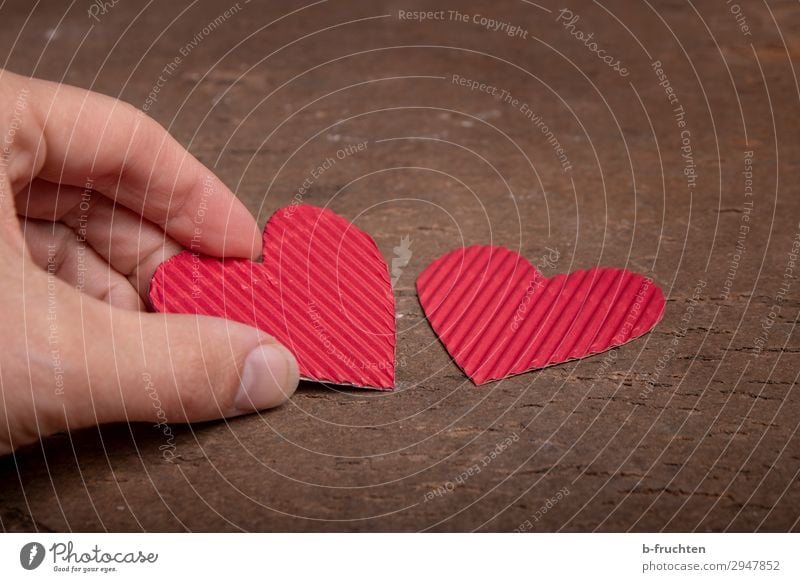 Zwei Herzen aus Pappe Finger Zeichen wählen gebrauchen festhalten rot Sympathie Freundschaft Zusammensein Liebe Verliebtheit Treue Romantik Begierde paarweise 2
