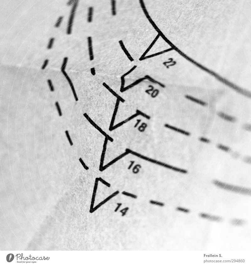 Höhenmeter Papier Schnittmuster Ziffern & Zahlen grau schwarz Genauigkeit Nähen zuschneiden Pfeile Linie Bogen Dreieck Falte Orientierung Schwarzweißfoto