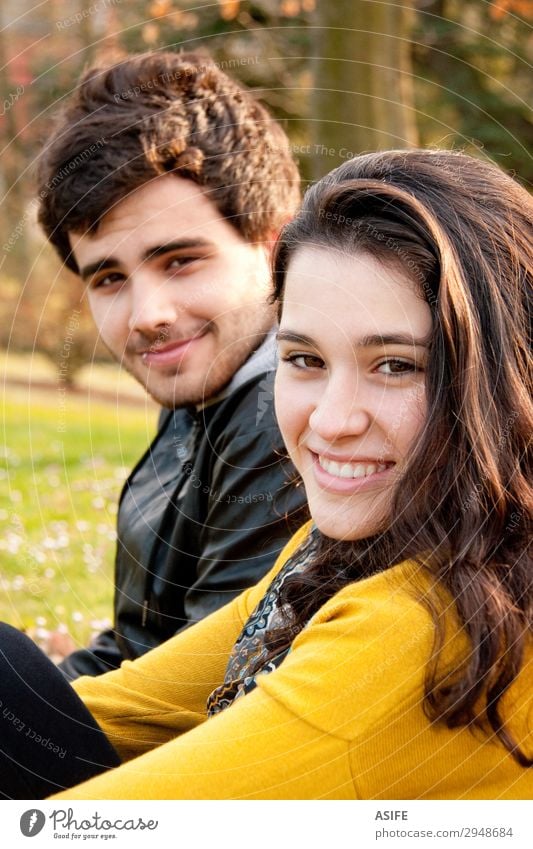 Teenager, die im Gras sitzen. Lifestyle Freude Glück schön Erholung Freizeit & Hobby Mensch Frau Erwachsene Mann Schwester Freundschaft Paar Jugendliche Natur
