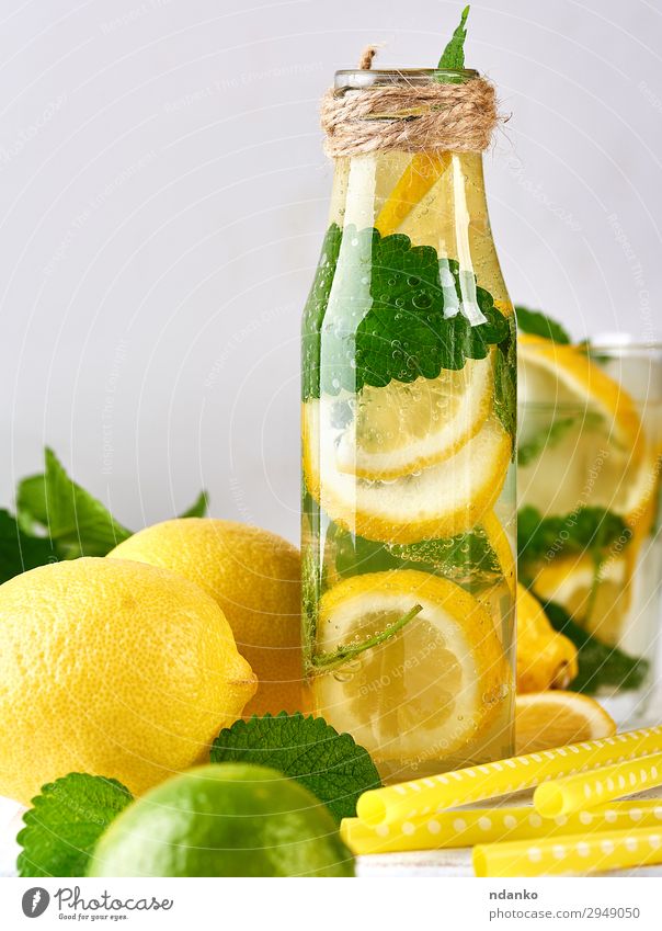 Sommer Erfrischungsgetränk Limonade mit Zitronen Frucht Kräuter & Gewürze Vegetarische Ernährung Getränk Saft Alkohol Flasche Tisch Blatt Coolness saftig sauer