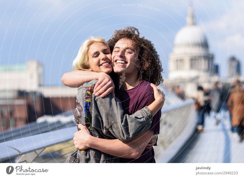 Ein glückliches Paar umarmt sich an der Millennium Bridge, River Thames, London. Freude Glück Mensch maskulin feminin Junge Frau Jugendliche Junger Mann