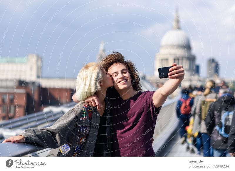 Glückliches Paar mit einem Selfie auf der Londoner Millennium Bridge Lifestyle Freizeit & Hobby Ferien & Urlaub & Reisen Tourismus Sightseeing Mensch maskulin