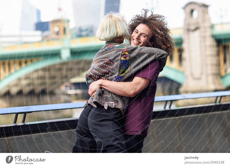 Ein glückliches Paar, das sich in der Nähe der Southwark-Brücke umarmt. Freude Glück Mensch maskulin feminin Junge Frau Jugendliche Junger Mann Erwachsene
