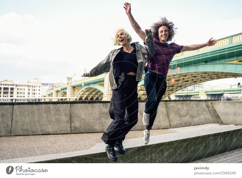 Lustiges Paar beim Springen am Fluss Themse, London Freude Glück schön Ferien & Urlaub & Reisen Mensch maskulin feminin Junge Frau Jugendliche Junger Mann
