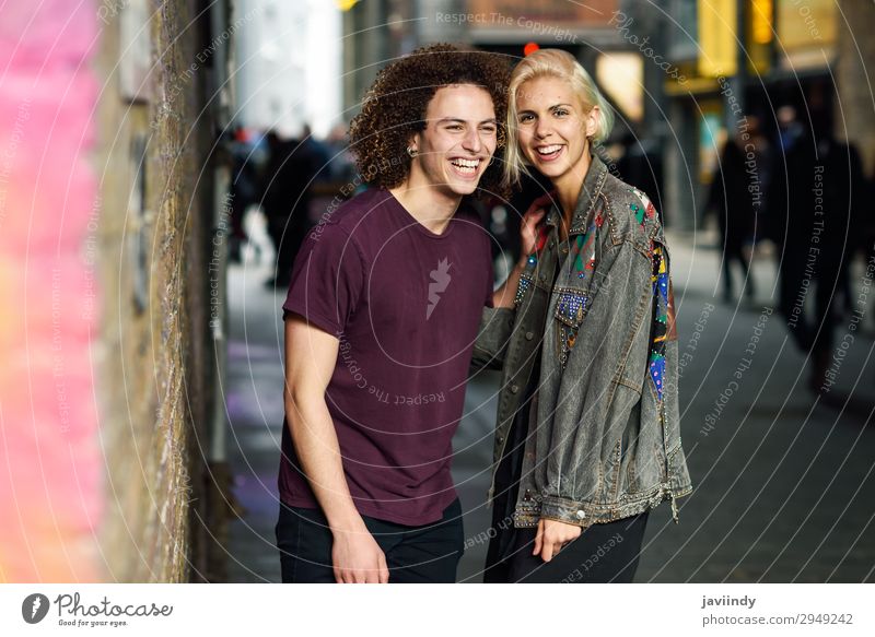 Glückliches Paar, das sich im städtischen Hintergrund eines typischen Londoner Lifestyle Freude schön Haare & Frisuren sprechen Mensch maskulin feminin
