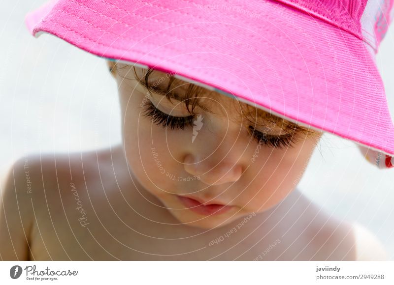 Nahaufnahme-Porträt eines bezaubernden kleinen Mädchens mit Sonnenhut Lifestyle Freude Glück schön Gesicht Sommer Kind Mensch feminin Baby Frau Erwachsene