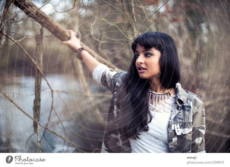 military feminin Junge Frau Jugendliche 1 Mensch 18-30 Jahre Erwachsene Umwelt Natur Mode schön Farbfoto Außenaufnahme Tag Schwache Tiefenschärfe Porträt