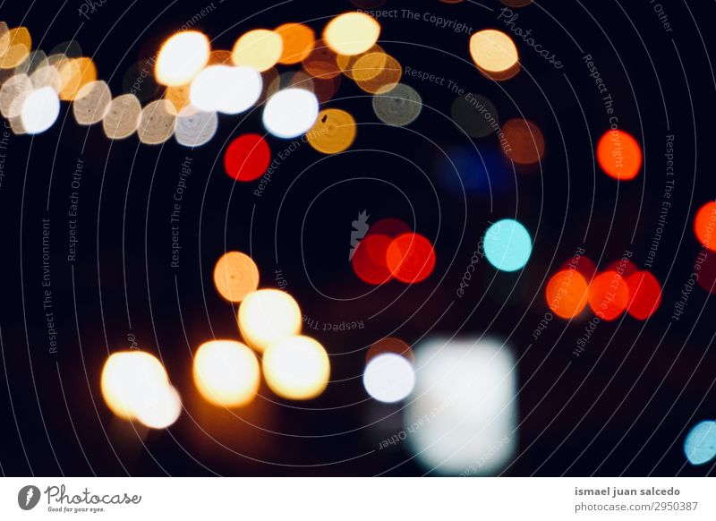 bunte Bokeh-Lichter in der Stadt auf der Straße bei Nacht Farbe mehrfarbig Unschärfe hell Außenaufnahme abstrakt Konsistenz Muster Hintergrund neutral