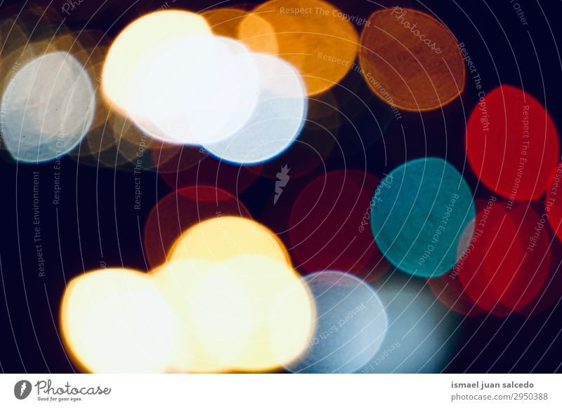 bunte Bokeh-Lichter auf der Straße in der Stadt bei Nacht Farbe mehrfarbig Unschärfe hell Außenaufnahme abstrakt Konsistenz Muster Hintergrund neutral