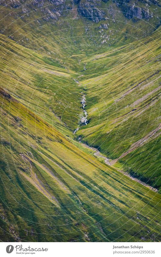 Tal bei Glen Coe, Highlands, Schottland Umwelt Natur Landschaft Hügel Felsen Berge u. Gebirge außergewöhnlich wandern Aussicht tief Bach Fluss