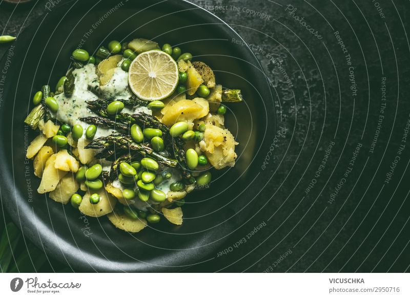 Grüner Kartoffelsalat mit Spargel und Bohnen Lebensmittel Gemüse Salat Salatbeilage Ernährung Mittagessen Bioprodukte Vegetarische Ernährung Geschirr Stil