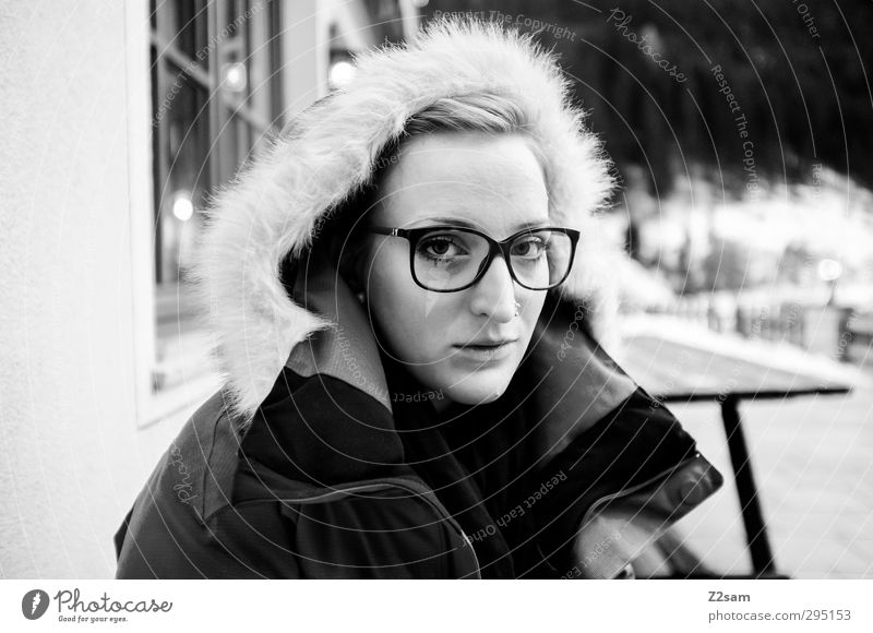 L feminin Junge Frau Jugendliche 1 Mensch 18-30 Jahre Erwachsene Winter Schnee Jacke Kapuze Piercing Brille blond Erholung sitzen einfach Freundlichkeit schön