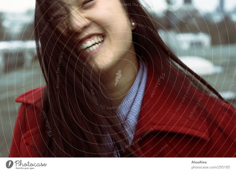 freu dich! Junge Frau Jugendliche Kopf Haare & Frisuren 18-30 Jahre Erwachsene Mantel schwarzhaarig langhaarig Lächeln lachen stehen leuchten außergewöhnlich