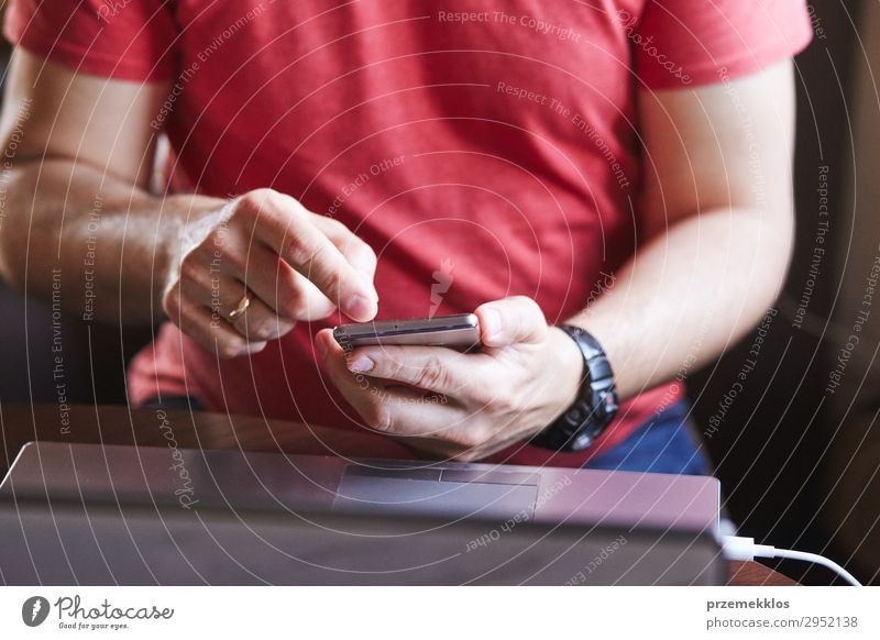 Mann mit Smartphone arbeitet am Laptop Lifestyle Schreibtisch Arbeit & Erwerbstätigkeit sprechen Telefon Handy PDA Computer Notebook Bildschirm