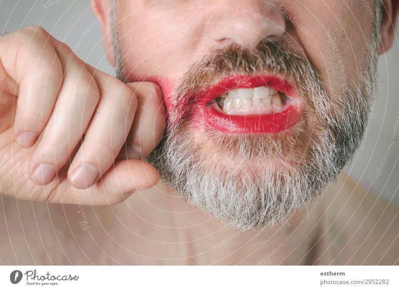 Bärtiger wütender Mann mit rotem Lippenstift auf den Lippen. Lifestyle Gesicht Schminke Mensch maskulin Homosexualität Erwachsene Mund 1 30-45 Jahre Vollbart