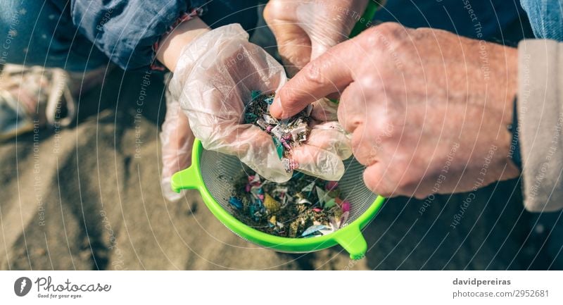 Sieb mit Mikroplastik am Strand Kind Internet Mensch Frau Erwachsene Mann Großvater Familie & Verwandtschaft Hand Umwelt Sand Kunststoff gefährlich Teamwork