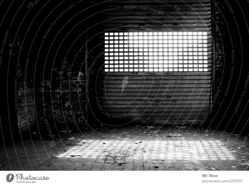 black hole sun Industrieanlage Fabrik Gebäude alt dunkel Verfall Lichtblick Rolltor Lichteinfall geschlossen Strukturen & Formen Boden Lagerhalle Lagerhaus