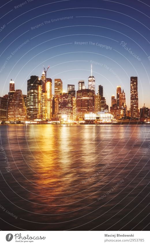Manhattan vom Brooklyn aus gesehen in der Abenddämmerung, New York. kaufen Reichtum Ferien & Urlaub & Reisen Himmel Fluss Stadtzentrum Skyline Hochhaus Gebäude