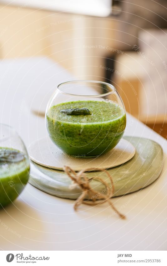 Gesunder grüner Smoothie. Supernahrung Lebensmittel Gemüse Frucht Apfel Ernährung Frühstück Mittagessen Bioprodukte Vegetarische Ernährung Diät trinken