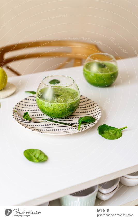 Gesunder grüner Smoothie. Supernahrung Lebensmittel Gemüse Frucht Apfel Süßwaren Ernährung Vegetarische Ernährung Getränk Saft Tisch frisch natürlich saftig