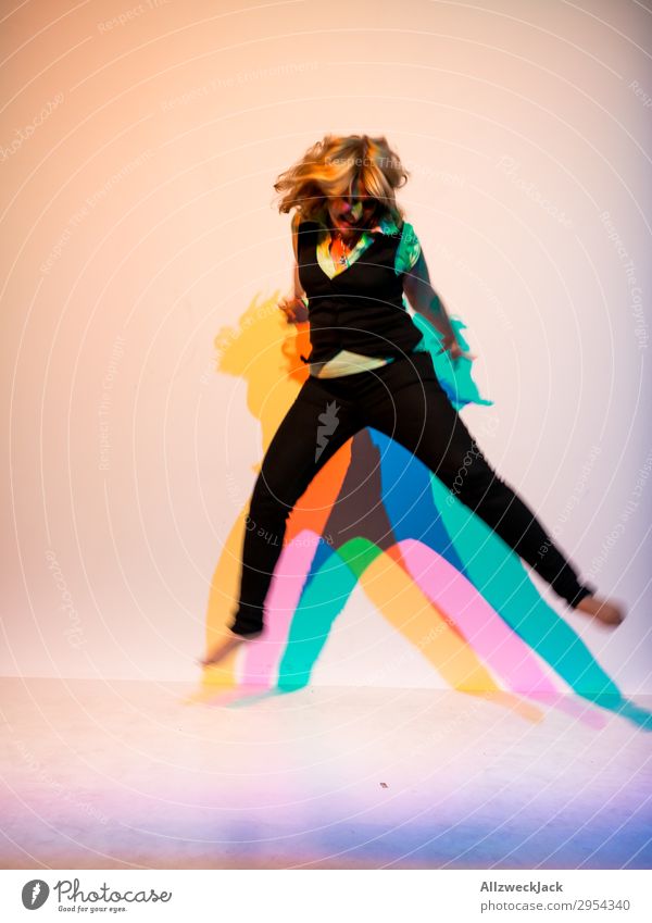junge Frau springt in die Luft mit dreifarbigem Schatten 1 Mensch Junge Frau feminin springen einfarbig Feste & Feiern rocken wild Ausgelassenheit toben