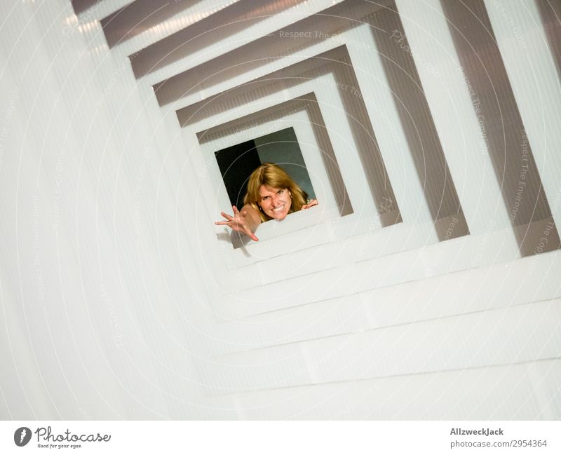 Portrait einer jungen Frau in mehreren Rahmen 1 Mensch Junge Frau Porträt Zentralperspektive Tunnel Loch Innenaufnahme Studioaufnahme Illusion Freude Fotografie