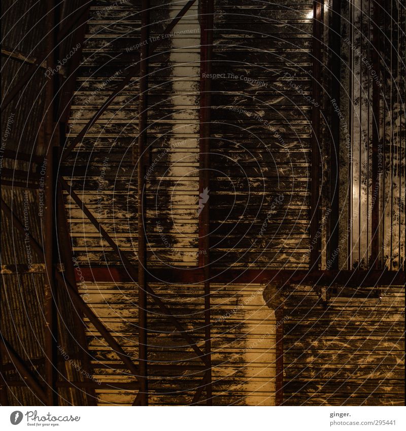 Köln [CW] 03/13 | The Darkside Mauer Wand dunkel dreckig Linie abgesetzt Strebe Metallwaren Stahl Fabrikhalle gedreht Zeichen fensterlos unbeständig Holzbrett
