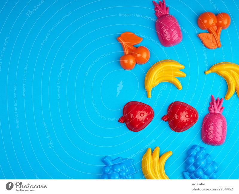 mehrfarbiges Plastikspielzeug Früchte auf blauem Hintergrund Frucht Design Freude Spielen Sommer Dekoration & Verzierung Kind Baby Kindheit Spielzeug Sammlung