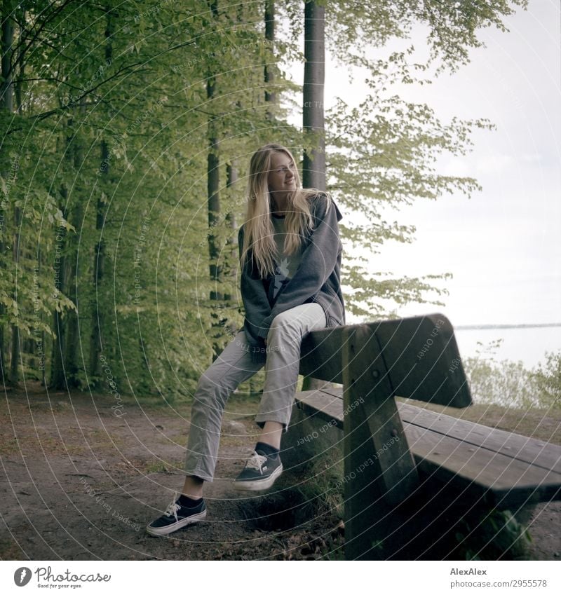 Junge Frau lehnt an einer Parkbank an der Ostsee im Wald Stil Freude schön Leben harmonisch Jugendliche 18-30 Jahre Erwachsene Natur Landschaft Schönes Wetter