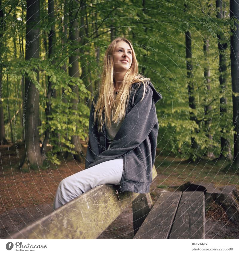 Junge Frau sitzt auf einer Bank in einem Wald schön Wellness Leben Ausflug Jugendliche 18-30 Jahre Erwachsene Natur Landschaft Frühling Sommer Schönes Wetter