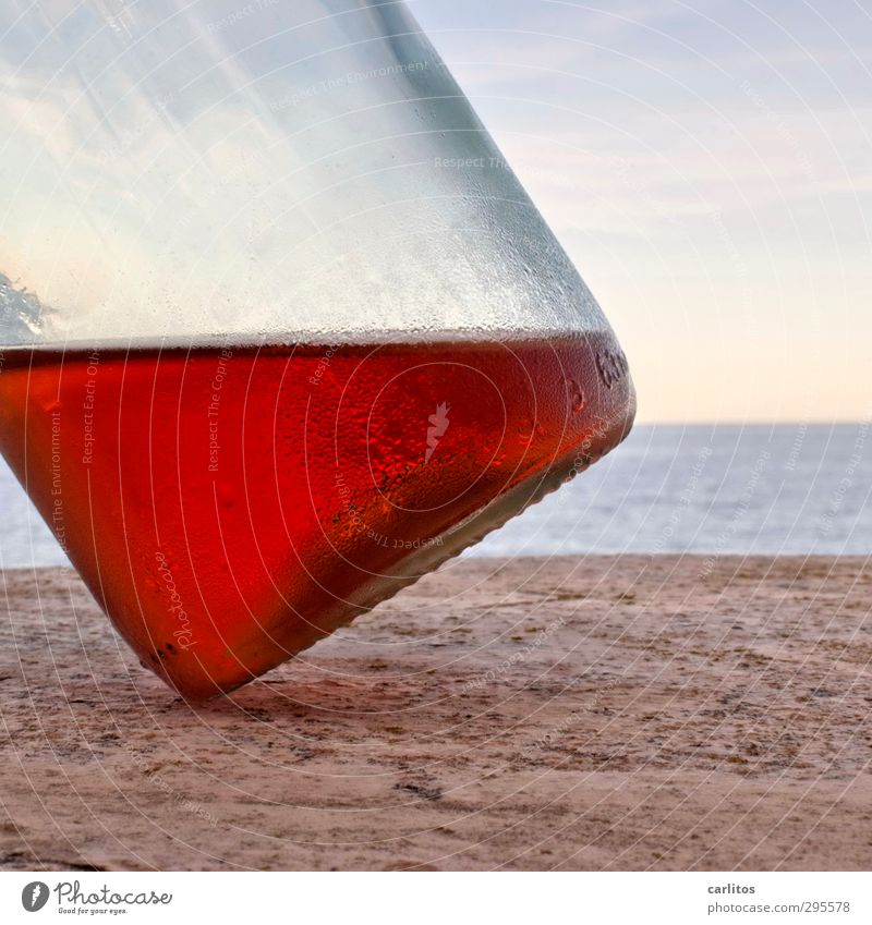 SOMMERZEIT Wasser rot Flasche Wein Roséwein umfallen Neigung Tau Himmel Meer Tisch mediterran Ferien & Urlaub & Reisen Alkohol Mallorca Farbfoto Menschenleer