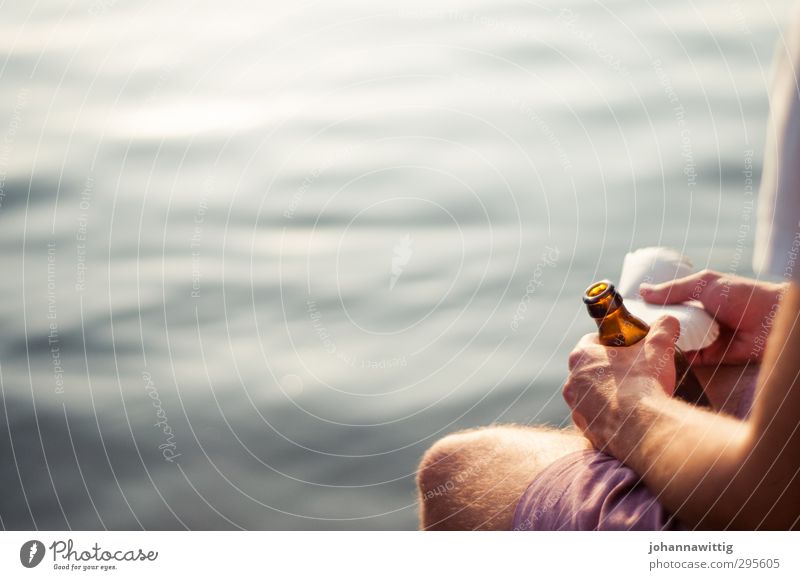 wir haben ewig zeit - maskulin Junger Mann Jugendliche Leben 1 Mensch 18-30 Jahre Erwachsene Sommer Schönes Wetter See sitzen Sicherheit Geborgenheit Sympathie