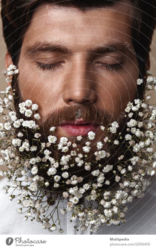Männer mit Blumen in ihren Bären Lifestyle elegant Stil Design Gesicht Mensch Mann Erwachsene Frühling Mode Vollbart Wachstum Coolness Erotik trendy lustig